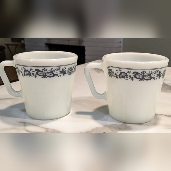 Set of 4 Pyrex mugs - Picture 4 of 9